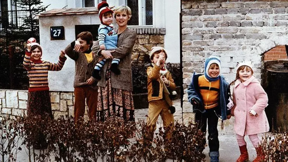 Co dnes dělají děti z komedie století S tebou mě baví svět? Najdeme mezi nimi pošťáka, bankéře, ale také člena sekty