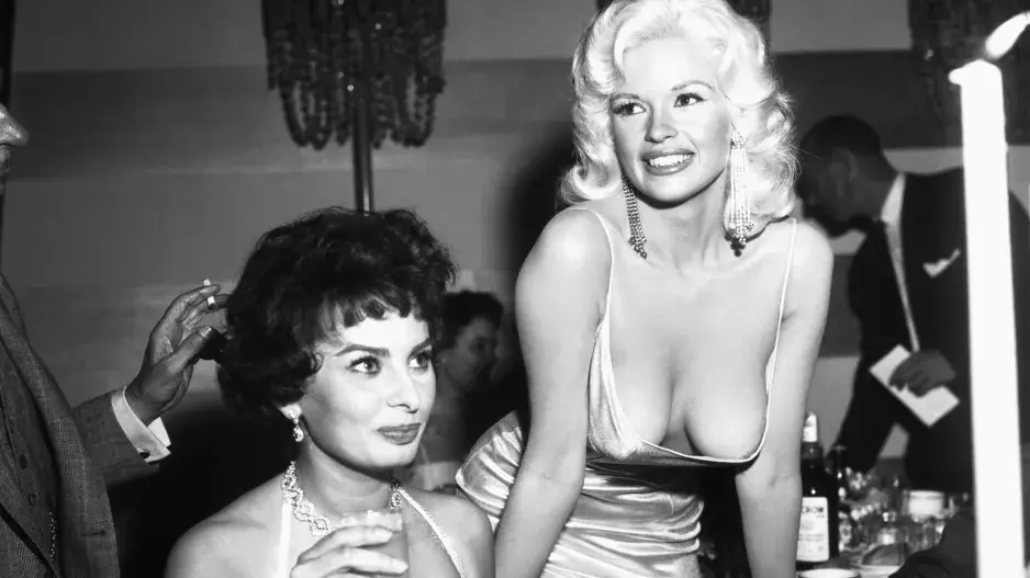 Legendární fotografie z roku 1957: Jak vznikla fotka, kde Sophia Loren sleduje ňadra krásné Jayne Mansfield