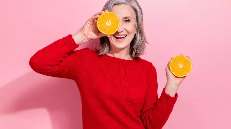 Vitaminy, které jsou nezbytné pro ženy nad 50: Najdete je i v avokádu či rybách