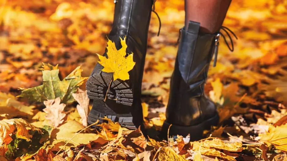 Nejkrásnější boty podzimu 2023: Zapomeňte na baleríny, vsaďte na stylové mokasíny, chelsea boty a další