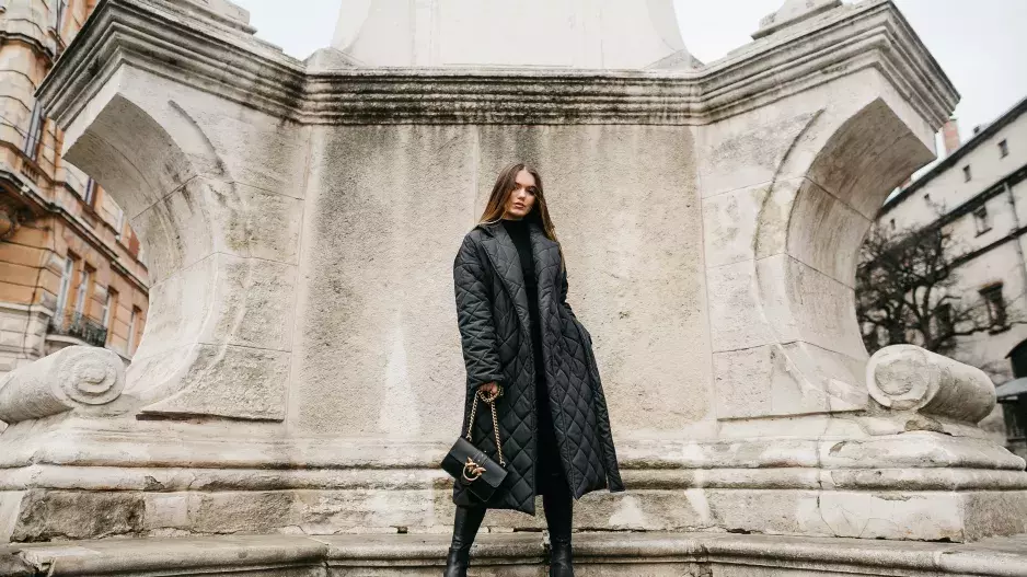 Prošívaná bunda je kousek, který vám rozhodně nesmí chybět v šatníku: Nosí ji významné české osobnosti i členové královské rodiny