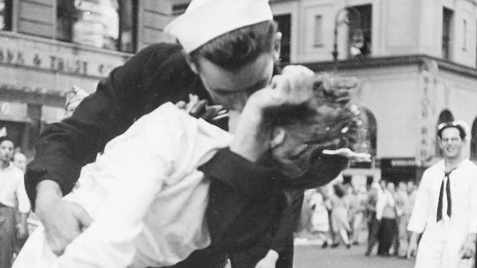 Vášnivý polibek, který změnil historii: Námořník a sestřička, kteří se neznali, se stali ikonou války. On si ale nakonec vzal jinou