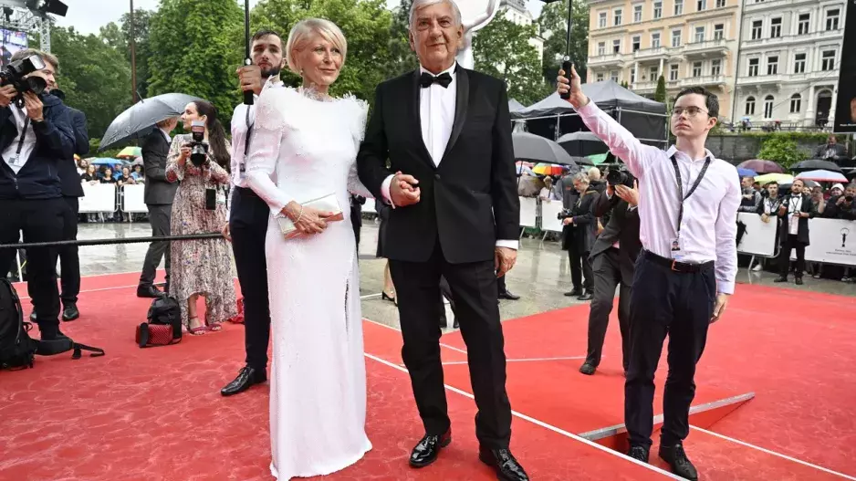 Manželky slavných Čechů, které neznáte: Jak vypadají a  co dělají? Paní Donutilová vlastní kavárnu v Praze