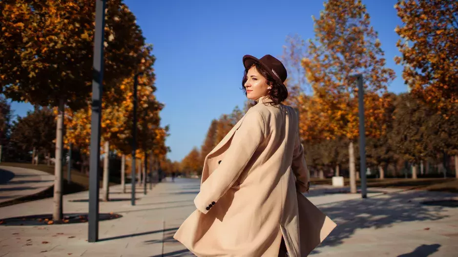 Podzimní trend 2023: V šatníku vám nesmí chybět trenčkot, který nikdy nevyjde z módy