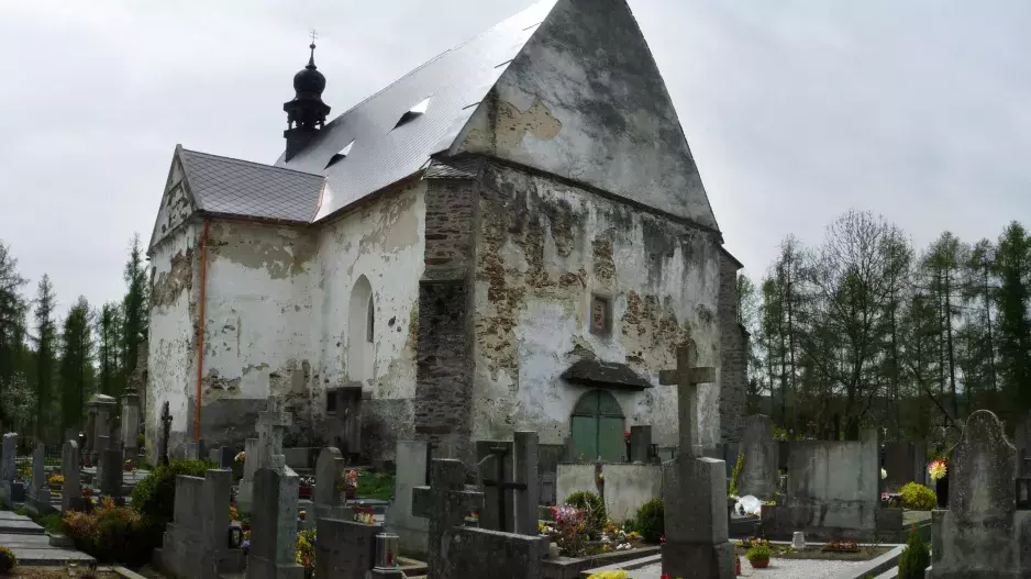 Velhartický hřbitov dodnes děsí. Inspiroval i Erbenovu baladu a podle legend se zde zjevuje tvář na věži kostela