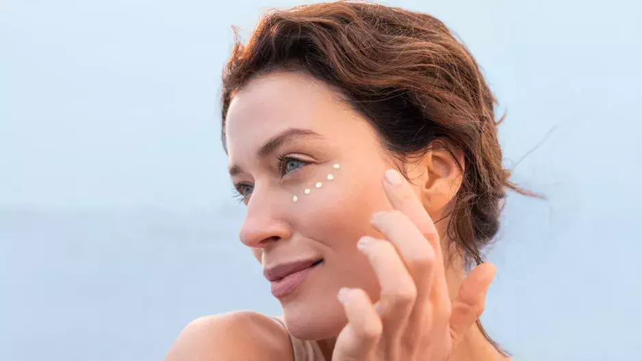 Minimalistická péče o pleť v létě jako základ: Tyto trendy si zamilujete. Skincare back to basics