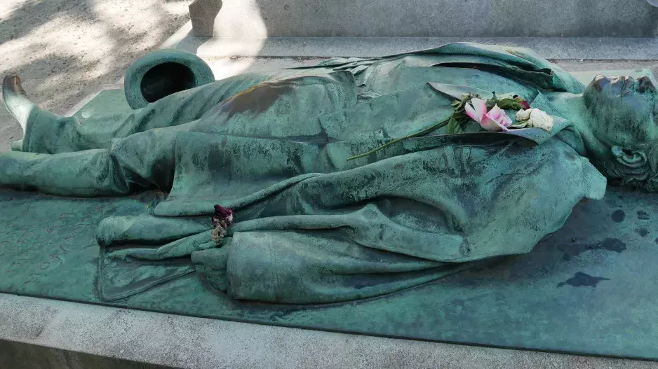 Hrob francouzského novináře: Dotkněte se jeho intimních partií, nebo se na ně posaďte a zvýší se vaše plodnost