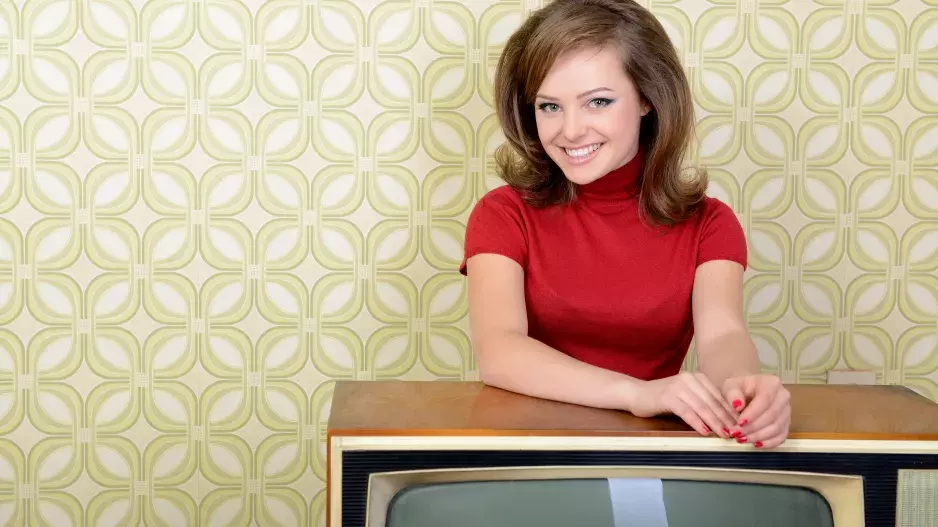 Galerie: Zvonáče nebo saka s vycpávkami. Zavzpomínejte na retro módu