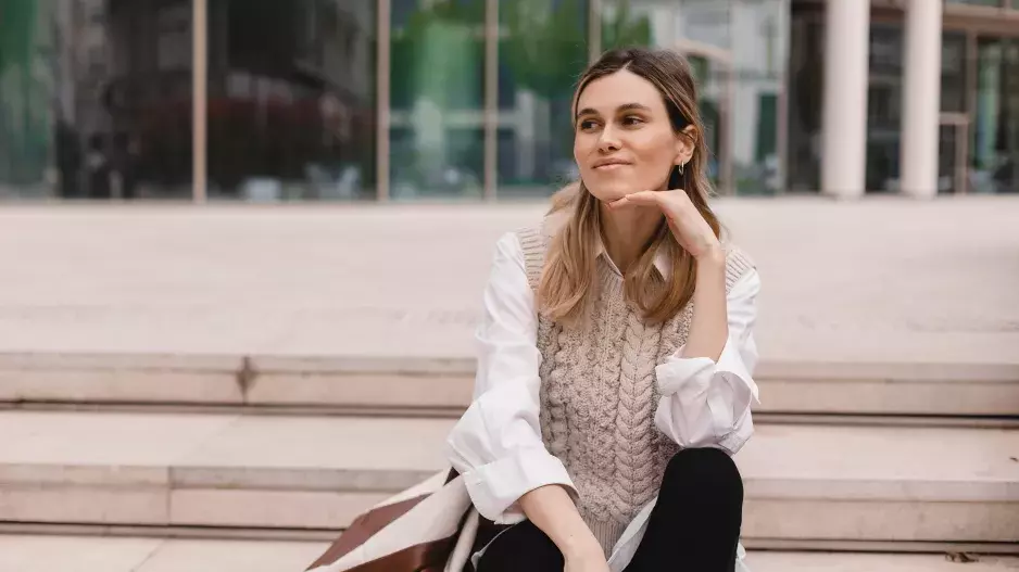 Galerie: Pletené vesty jsou hitem letošního podzimu 2023! Kombinací je nespočet