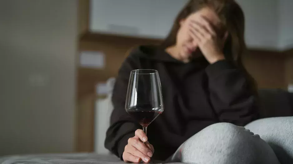 Příznaky menopauzy donutily ženu vypít 3 litry vína denně: Málem kvůli nim zemřela