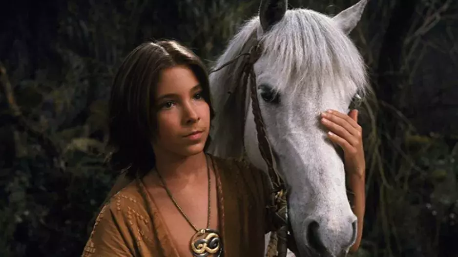 Vzpomínáte si na statečného Átreje z Nekonečného příběhu? Vyrostl z něho sympatický rebel