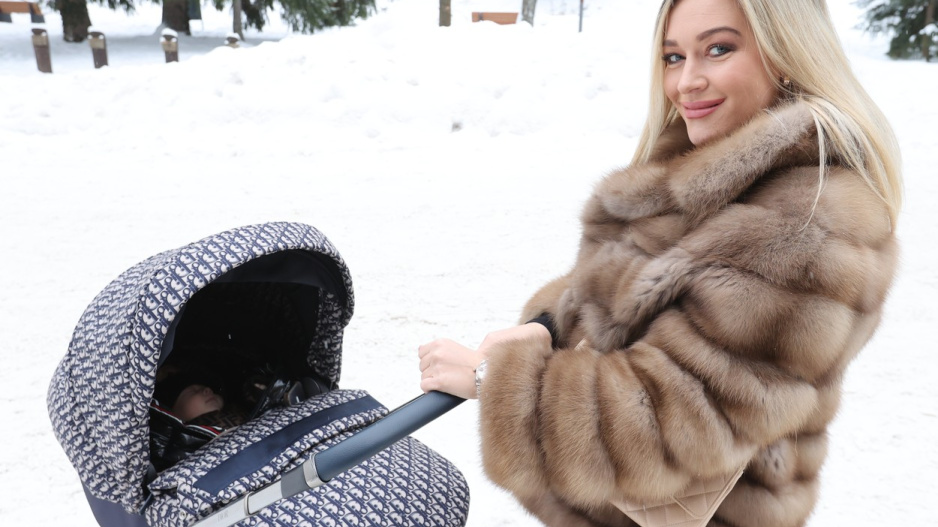 Miminka slavných roku 2023: Neobvyklá jména i tatínci, kteří by mohli být spíš dědečci