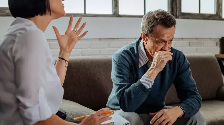 Adéla (51): „Manžel mi chce domů nastěhovat tchyni, já ji tady ale nechci". Terapeutka radí, jak situaci řešit