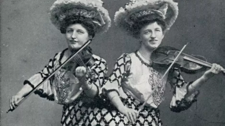 Siamská dvojčata z Tábora: Sestry Blažkovy ukazovaly srostlá těla ve varieté. Růžena si užívala i milostný život