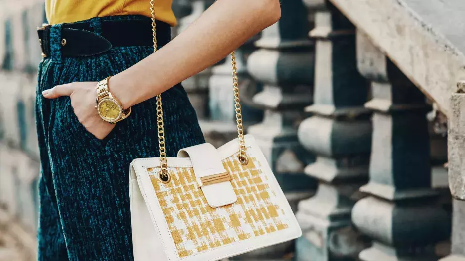 Trend pro rok 2024: Sáhněte místo džín po těchto typech kalhot!