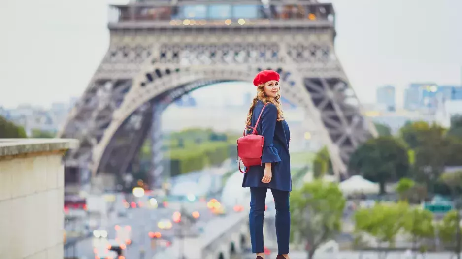 Jak se oblékat podle elegantních Francouzek: Zapomeňte na tmavé barvy, dejte prostor denimu