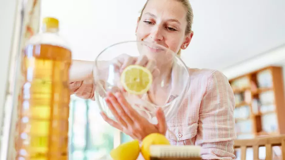 Vyzkoušejte tyto účinné triky s octem, které znaly už naše babičky. V kuchyni s ním vyčistíte nejen lednici
