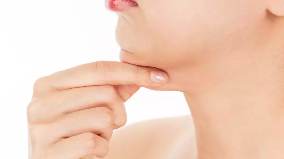 Nesnášíte svoji dvojitou bradu? Udělejte těchto 5 cvičení, které vás jí zbaví za 30 dní!