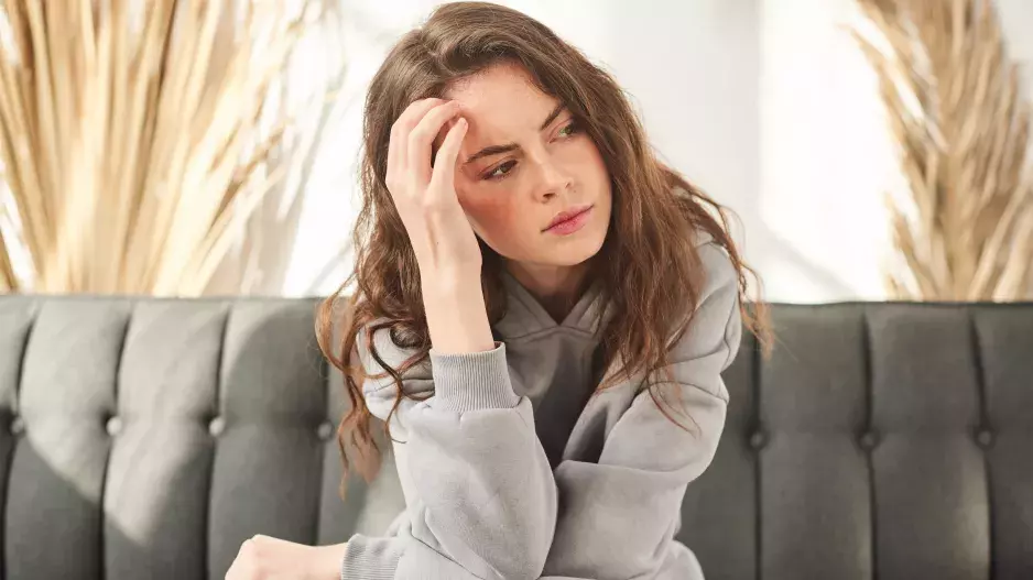 "Můj manžel má profil na seznamce, přitom máme hezké manželství," pláče Denisa. Terapeutka radí, co dál