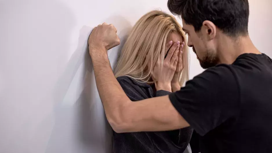 "Přitahuji jen narcisy a agresivní typy” stěžuje si Anna (42 let). Terapeutka radí, jak problém zvládnout