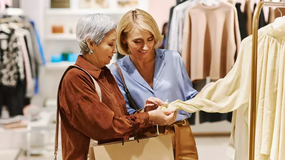 Hříchy v oblékání žen nad 50 let: Vyvarujte se černé od hlavy až k patě. Trika s velkými nápisy raději vyhoďte