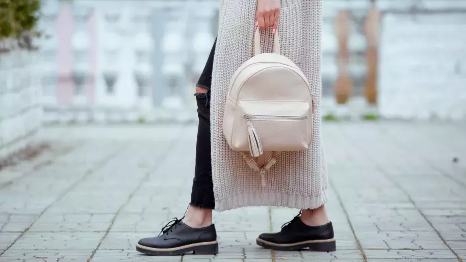 Nejkrásnější boty jara 2024: Klasické sandály vyhoďte, vsaďte na baletní balerínky nebo “školní boty”