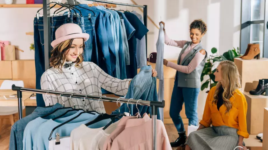 Trendy 2024: Stylistka radí, jaké kousky vám nesmí chybět v šatníku a čeho se naopak vyvarovat