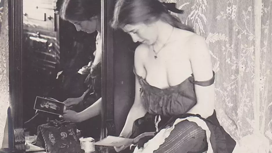 Jak žily kurtizány v 19. století, když zrovna nepracovaly. Fotky z nevěstince, které neměl nikdo vidět