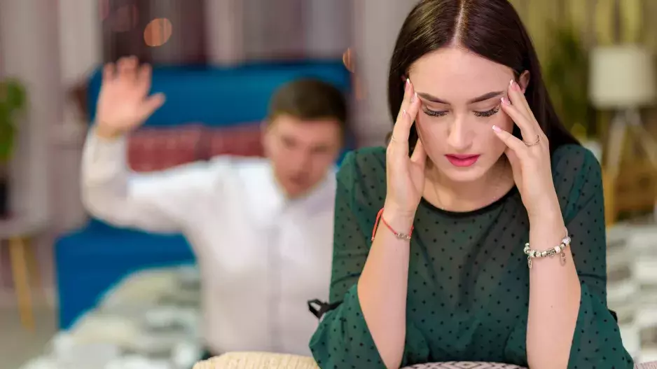 Příběh ze života: "Někdy se stydím za svého přítele. Chová se jako buran a mluví sprostě,” zoufá si Vlaďka. Psycholog radí, co s tím