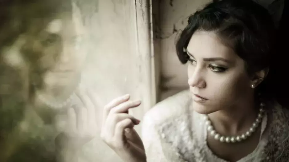 "Jsem v pasti, manžel mi nic nedovolí. Uvízla jsem ve zlaté kleci," stěžuje si Karolína. Terapeutka radí, co s tím