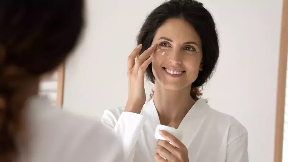 Nejlepší krémy na otoky a kruhy pod očima: Nestojí více než 300 Kč a koupíte je v drogerii