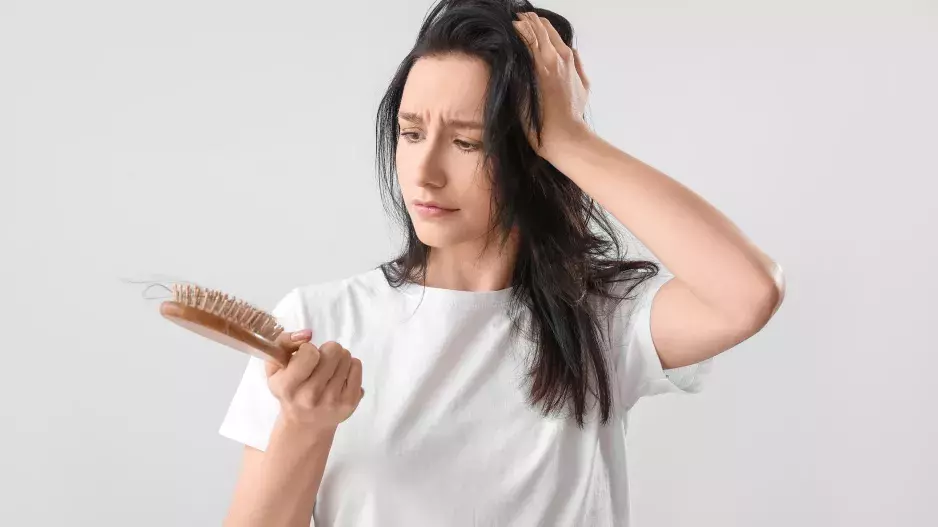 Proč mi řídnou vlasy? Na vině není jen nadmíra stresu