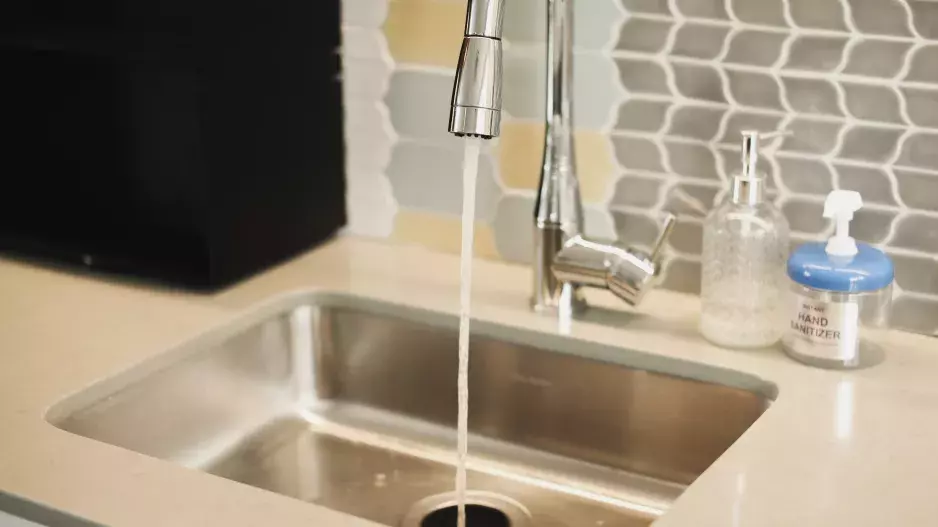 Jak vyčistit odpady v kuchyni a v koupelně? Stačí k tomu dvě levné ingredience, které máte doma 