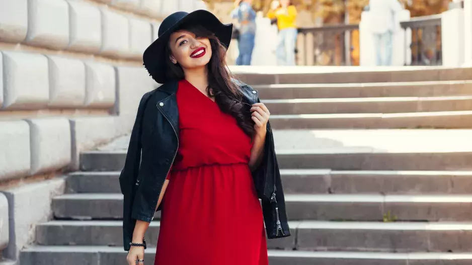 Vyberte si nejkrásnější šaty pro jaro 2024: Schovají větší bříško i široká stehna