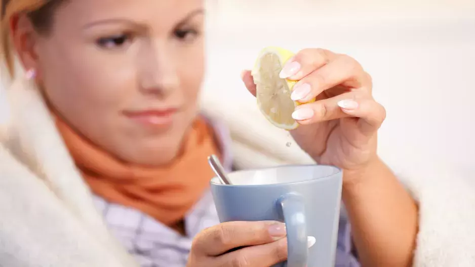 Jak snížit horečku a zbavit se kašle? Vsaďte na cibulový čaj, který používaly už naše babičky