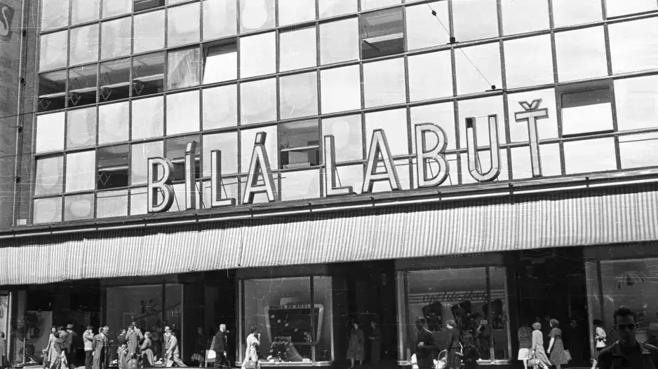 Obchodní dům Bílá Labuť slavnostně otevřel před 85 lety: Prohlédněte si dobové fotky a připomeňte si historii této pražské budovy