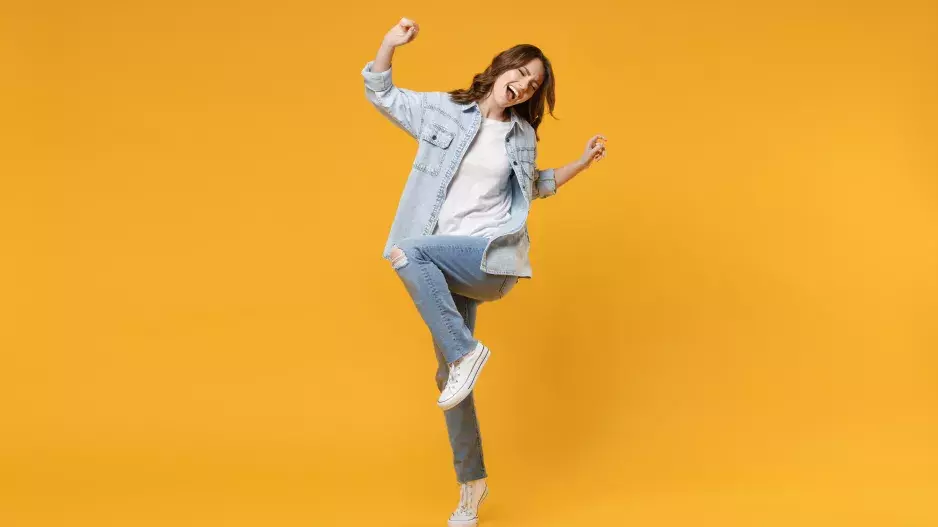 Barevné džíny jako módní trend roku 2024: Omladí vás a sluší každé ženě bez ohledu na věk