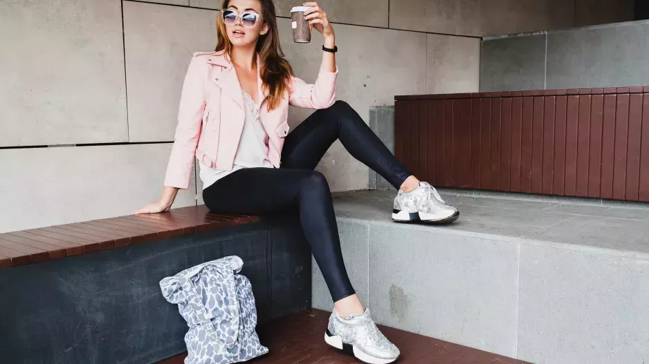 Pohodlí a styl v jednom: Legíny se vrací zpět do módy. Jak je nosit, aby nevzniklo nechtěné módní faux pas