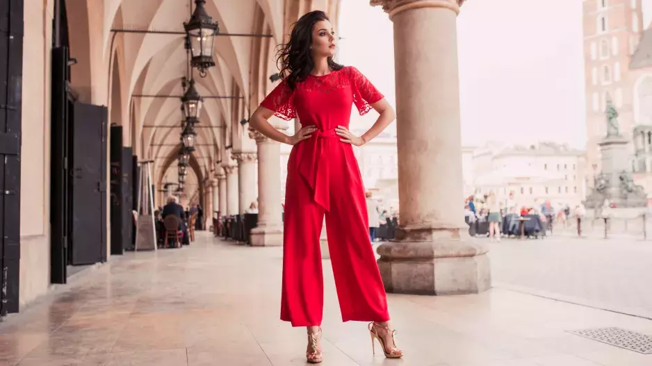 Overal jako alternativa šatů, která dokonale zvýrazní vaše křivky: Zjistěte, jak jej nosit