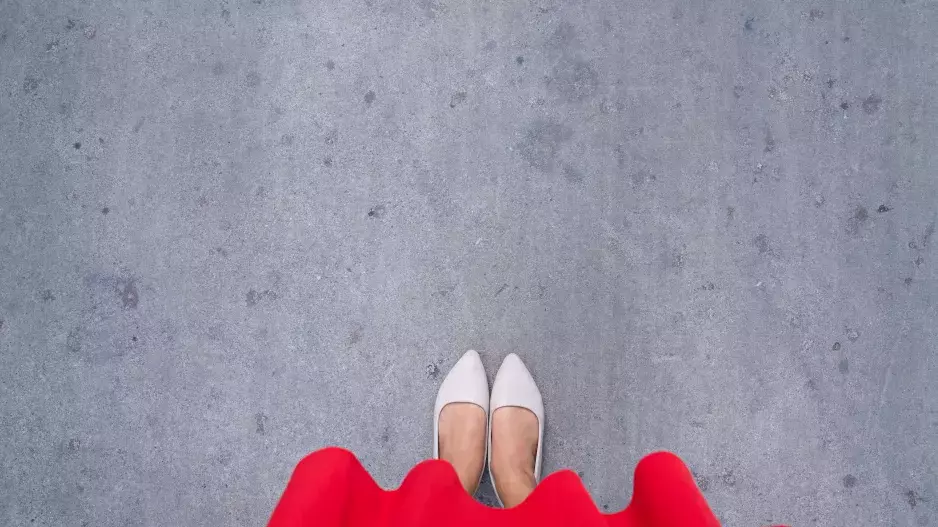 Nejkrásnější boty na jaro, které vám rozhodně nesmí chybět v botníku: Zapomeňte na nudné espadrilky, letos mají prvenství baleríny. Zjistěte, s čím je kombinovat