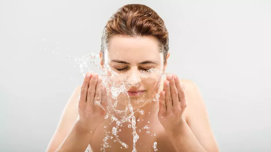 Omlazení obličeje během několika vteřin: Ráno vám pomůže obyčejná voda, ale musí mít určitou teplotu