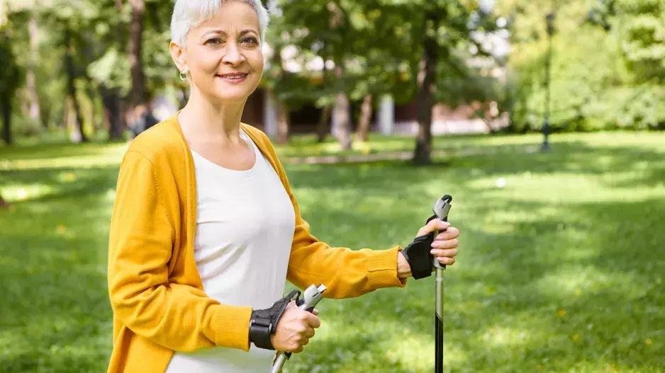 Nordic Walking je lepší než běh. Posílíte celé tělo bez zatížení kloubů a k tomu získáte příjemný bonus