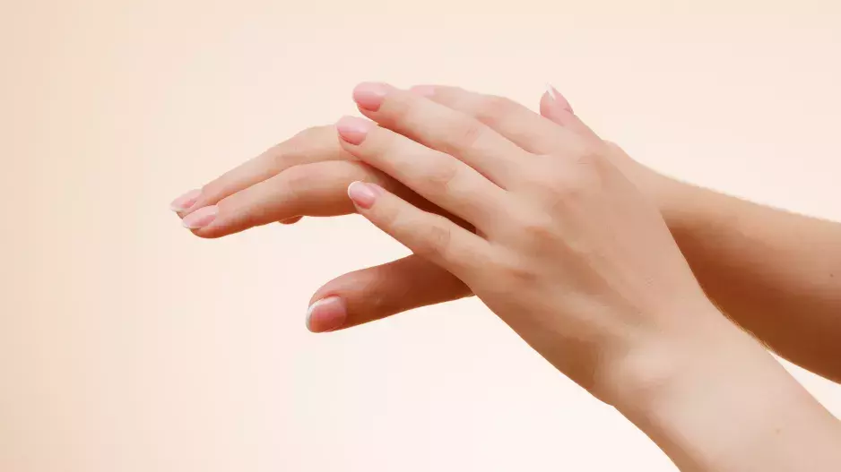 Rýhy, barevné skvrny nebo lámání: Stav nehtů může poukázat na některé nemoci. Kdy je nutné zajít k lékaři
