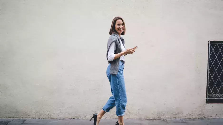 Džíny, které nesmí chybět žádné ženě nad 50 let: Zdůrazní vaše křivky a navíc jsou pohodlné