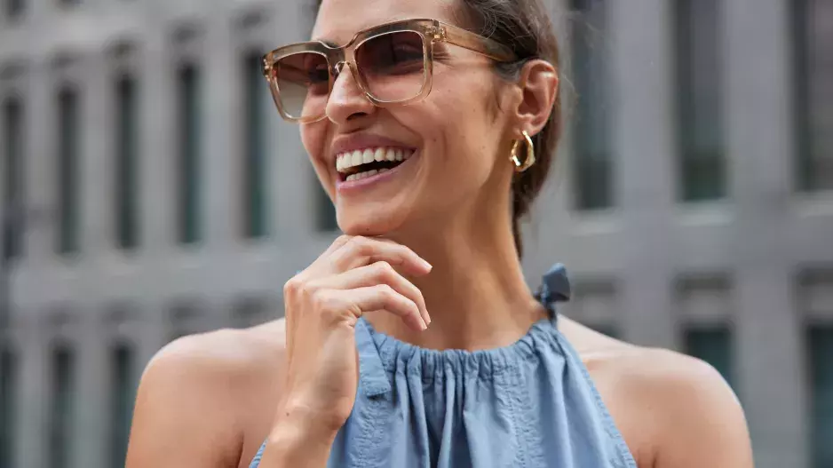 Trendy sluneční brýle, které sluší ženám v každém věku: Omladí vás třeba pilotky, myslete ale na jednu důležitou věc