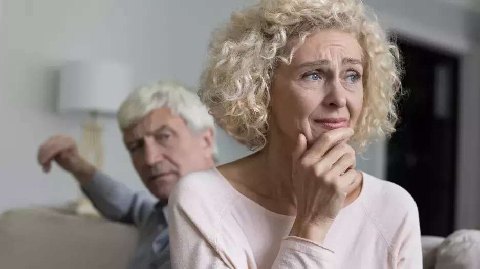 Pět signálů, které spolehlivě odhalí lháře: Nenechte se opít rohlíkem