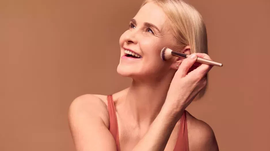 Kosmetický produkt, kterého by se měly ženy nad 50 let okamžitě zbavit: Na vaší pleti nadělá více škody než užitku