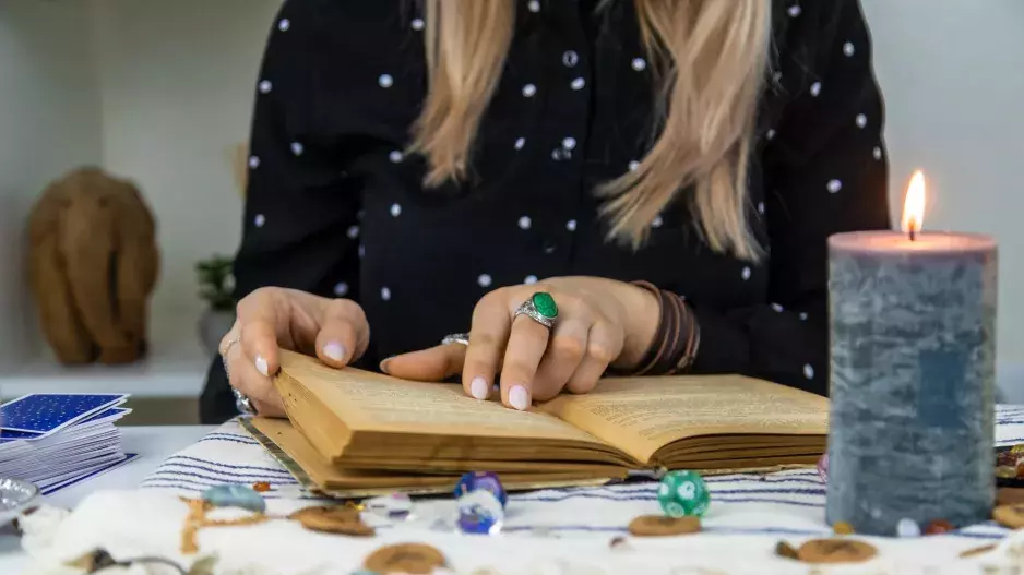 Svědění různých částí těla ukazuje na potlačené emoce: Čelo má souvislost s intuicí a třetím okem