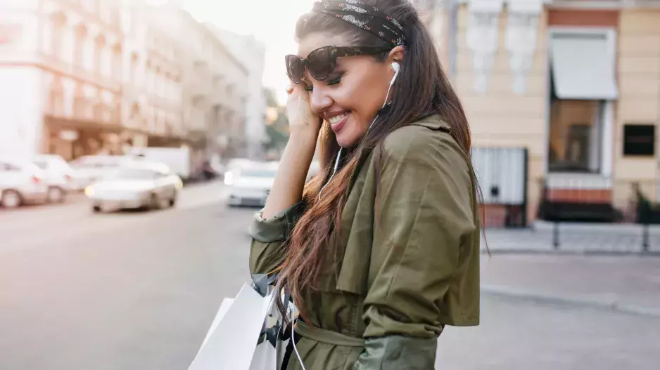 Ideální bunda na jaro, kterou musíte mít: Nadčasový kousek, který se hodí ke všemu a je jako ulitý do aktuálního počasí