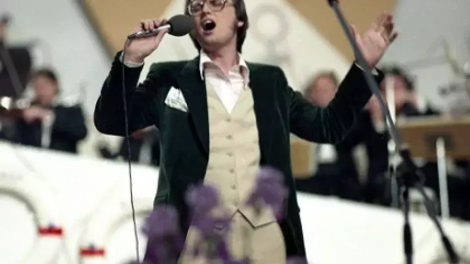 Mohl zářit po boku Karla Gotta, podoba ale byla příliš velká: Pavel Bartoň z Noci na Karlštejně si dnes zazpívá jen u hrnčířského kruhu